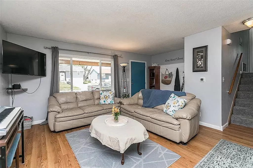 3 bed, 1.5 bath, 1374 sqft, $1,595 — Photo 3