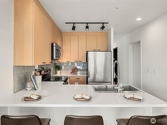 5th image of 1708 Melrose Avenue #401