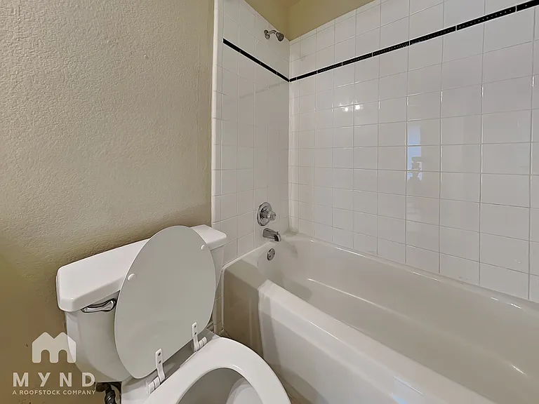 9860 Buckingham Ln — Photo 21