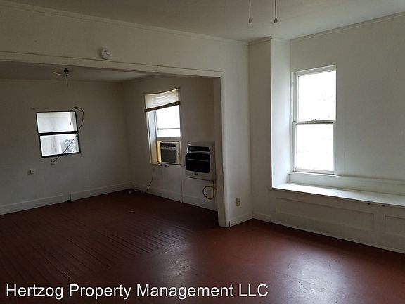 2nd image of 600 N Oak St