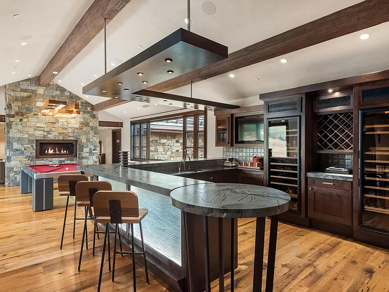 Second level entertaining kitchen/bar