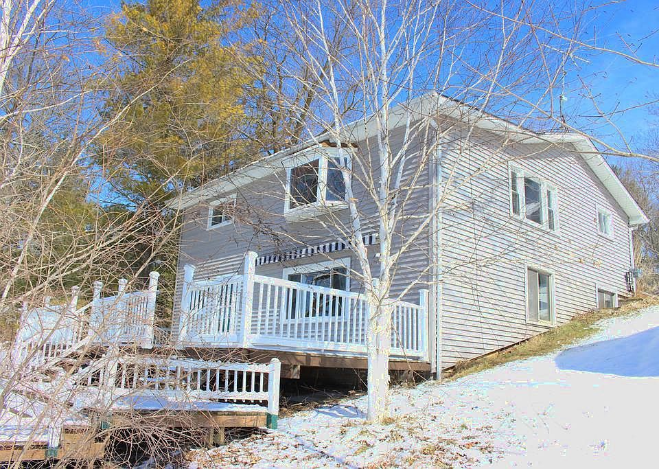 Sweet Waterfront Cottage on Sanford Lake with waterfront views from the front door! Current owners h