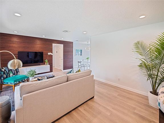 4th image of 941 Early Ave