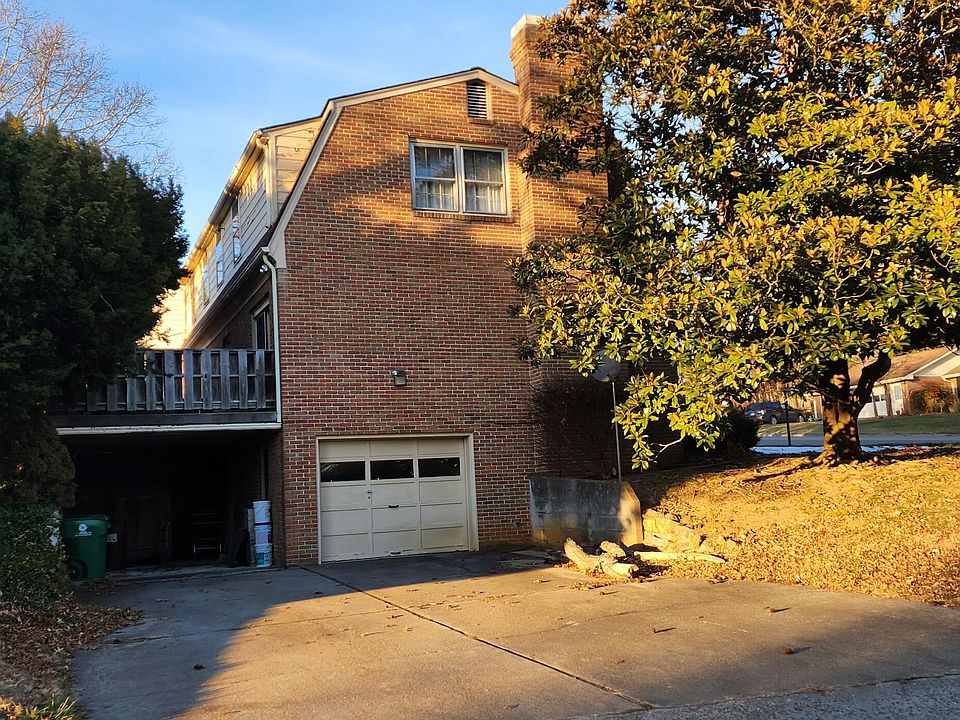 2nd image of 801 Dickerson Ln
