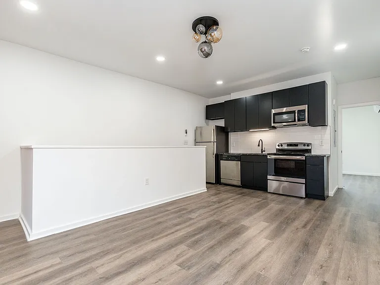 3003 Glenwood — Photo 2