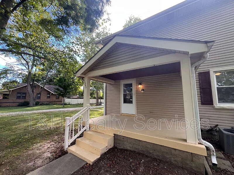 2 bed, 1.0 bath, 1152 sqft, $1,200 — Photo 2