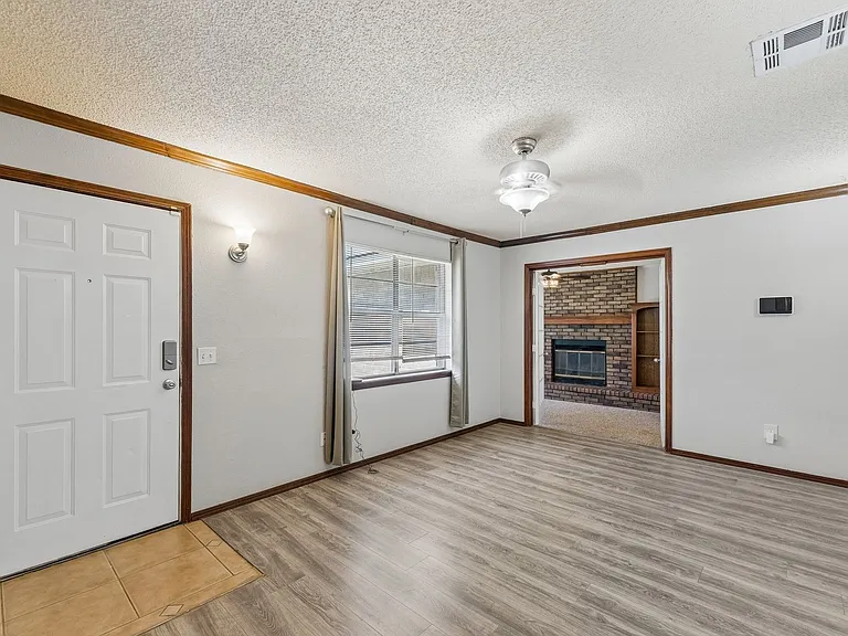 3401 E Noble Dr — Photo 2