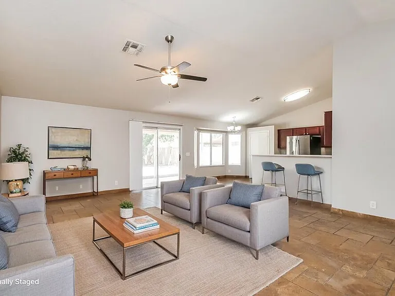 1042 S Canal Dr — Photo 3