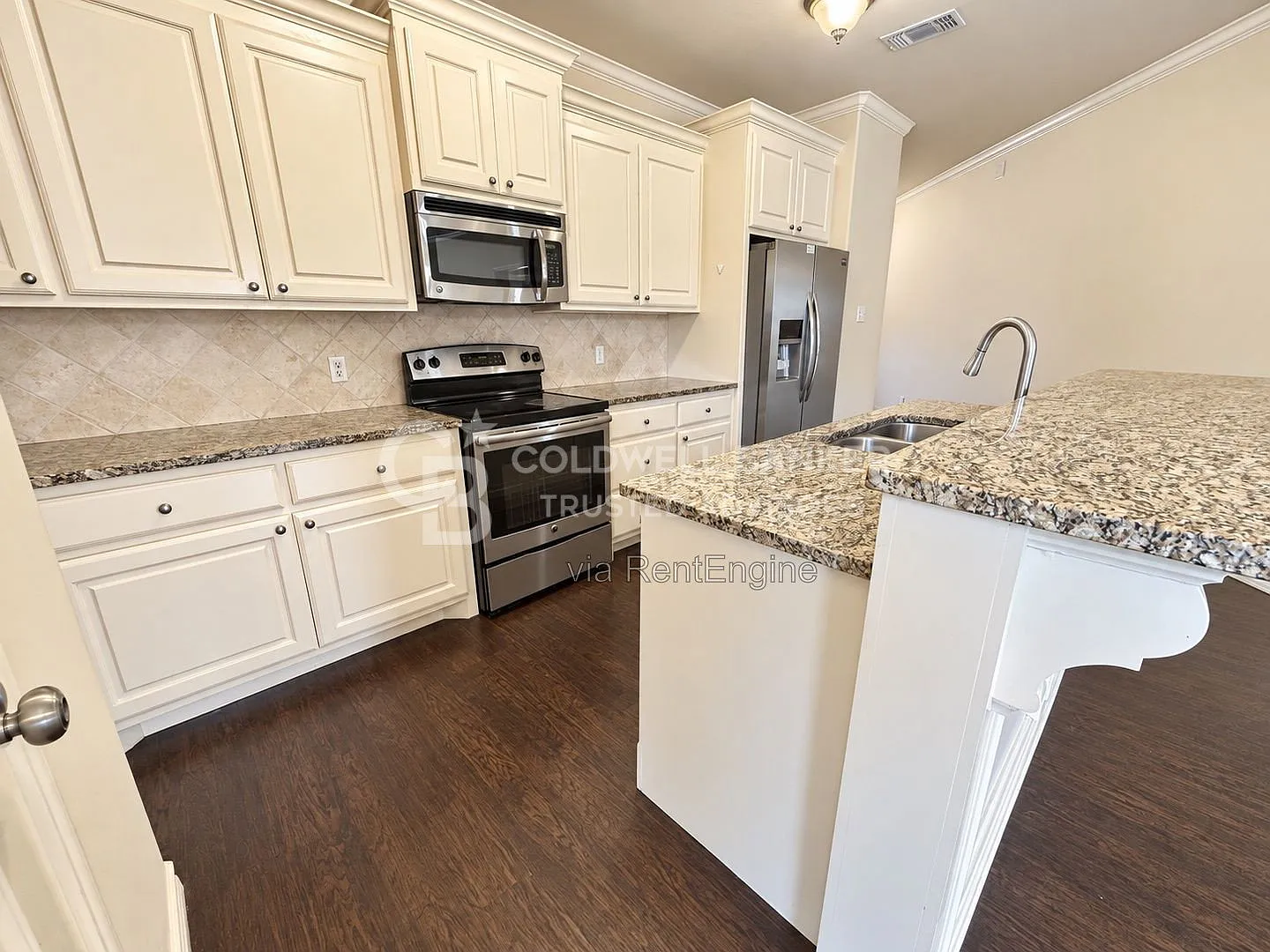 3 bed, 2.0 bath, 1834 sqft, $1,825 — Photo 3