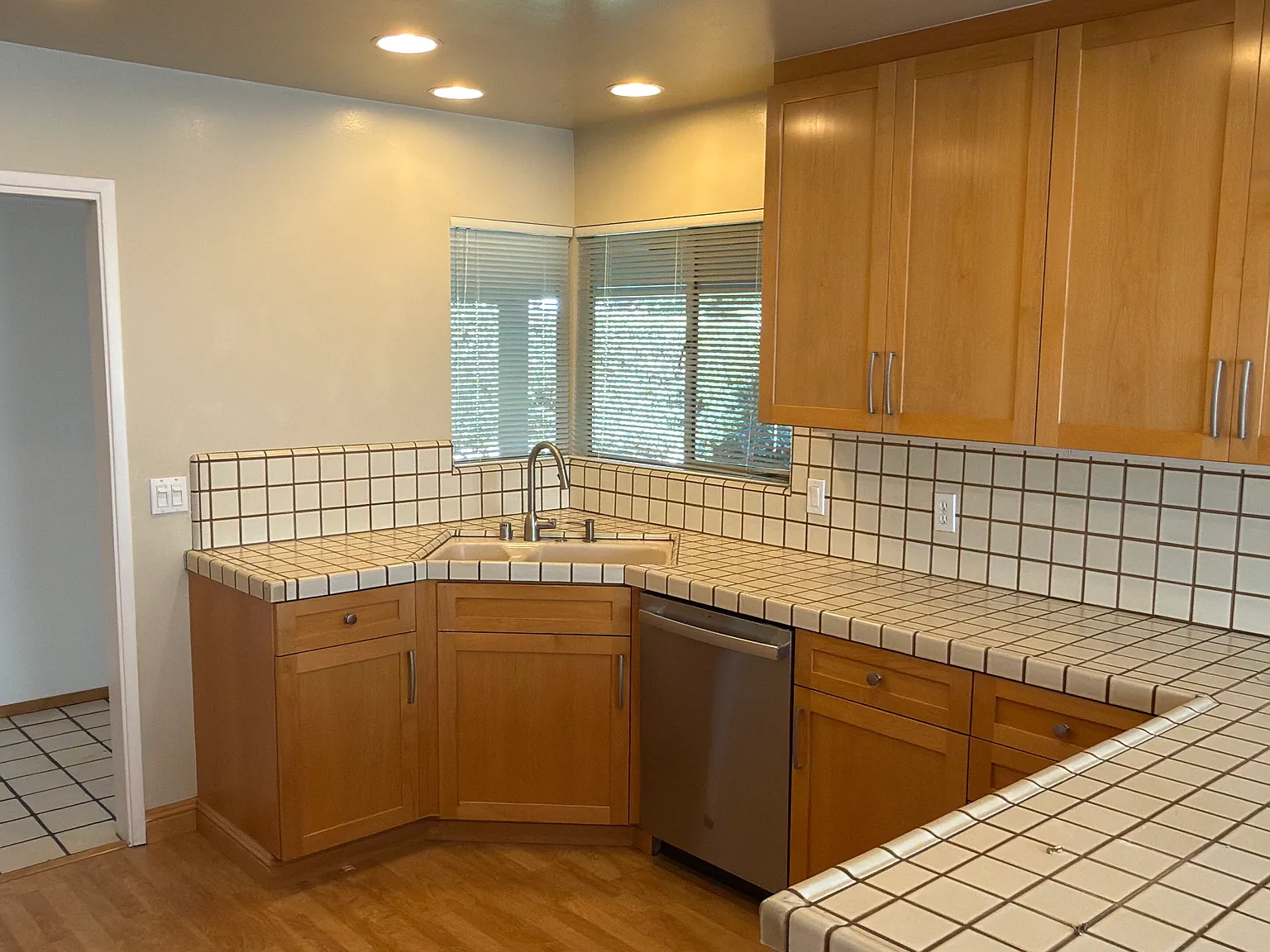 4 bed, 1687 sqft, $5,750 — Photo 2