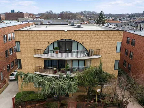 147-26 Roosevelt Avenue image 1 of 12