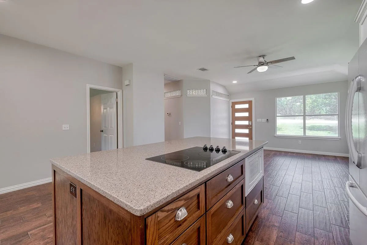 3 bed, 2.0 bath, 1031 sqft, $2,200 — Photo 3