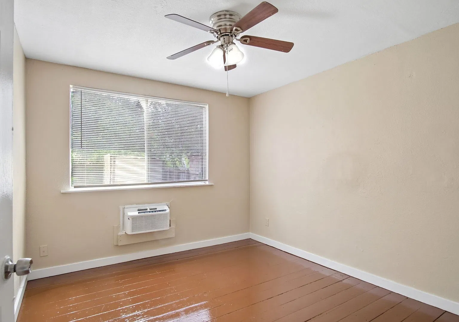 Beautifully Updated 3-Bedroom Home Near Downtown — Photo 4