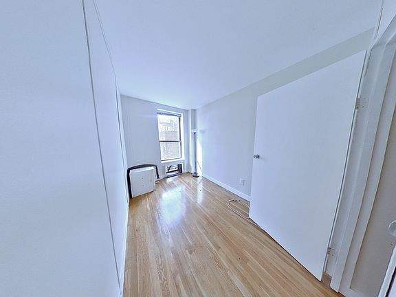 5th image of 114 E 40th St APT 4D