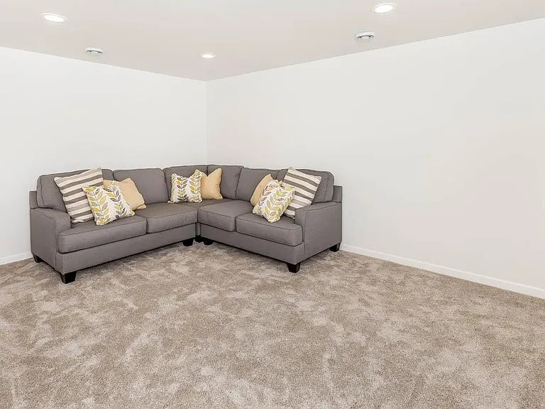 824 Cathy Dr W — Photo 17