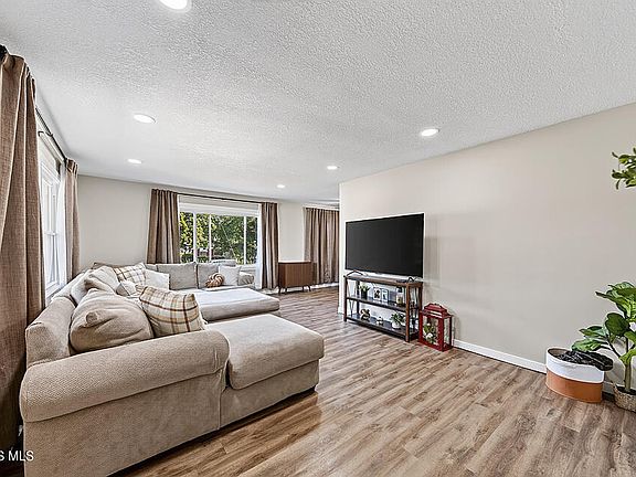 4th image of 121 Springbrook Dr