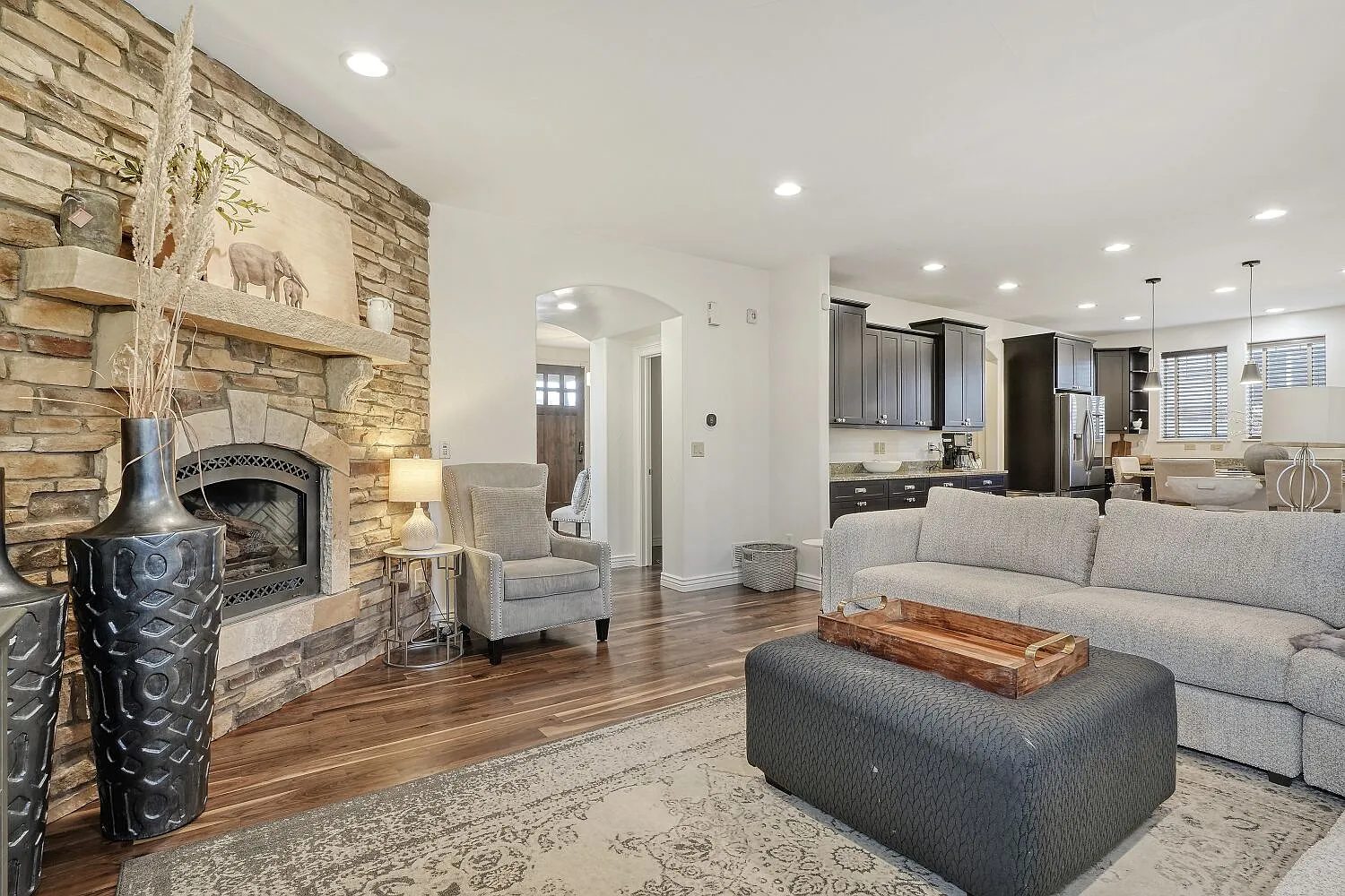 6 bed, 6.5 bath, 5000 sqft, $12,500 — Photo 3