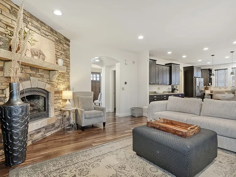 MAIN LIVING ROOM WITH FIREPLACE