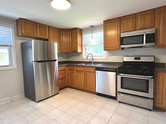 2nd image of 102 Kansas St
