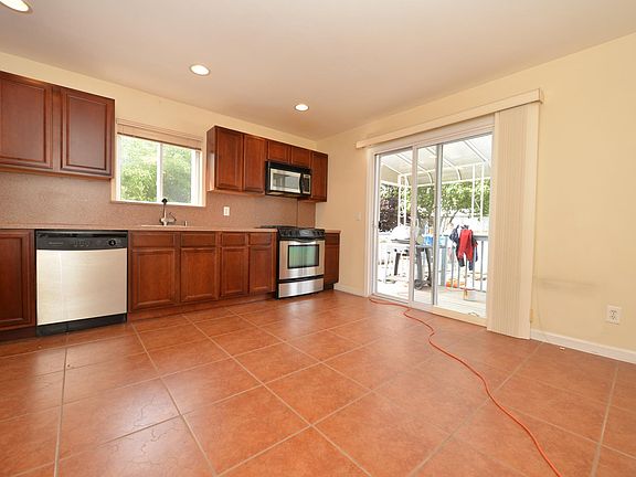 5th image of 471 Dongan Hills Ave