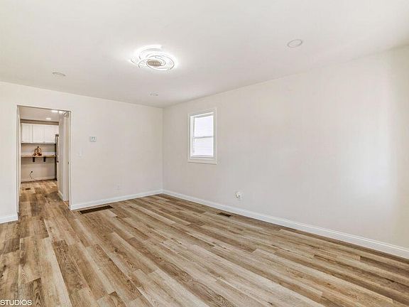 3rd image of 3940 Pierce St