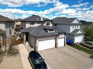 195 S Royal Birkdale Cres NW, Calgary, AB T3G5R7