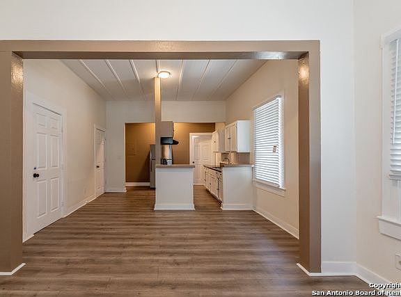 5th image of 924 W Kings Hwy #1