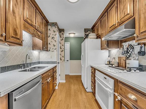 4th image of 70 Newton Ridge Dr