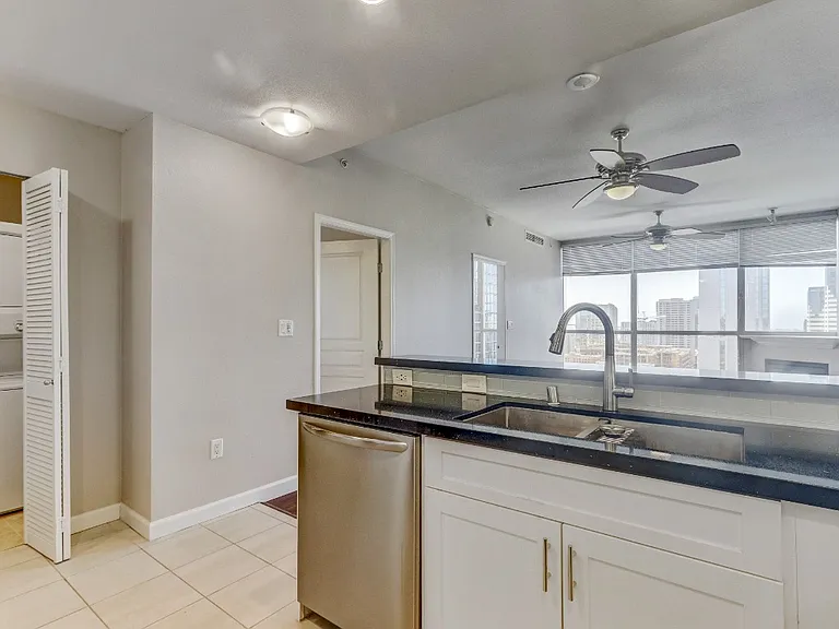 300 W Beech St #2101 — Photo 10