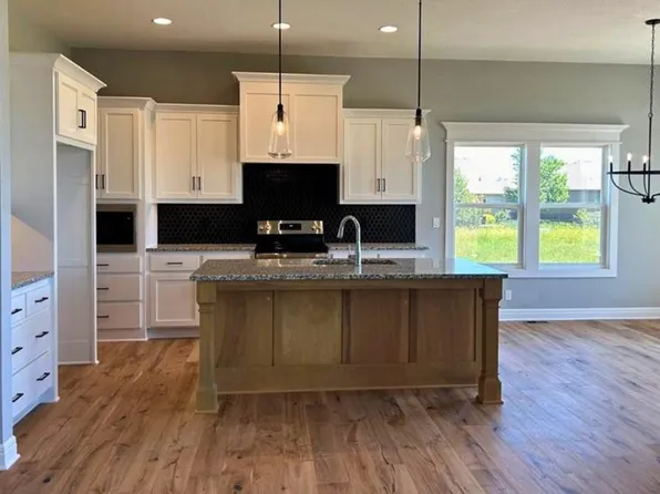 18571 W 193rd St, Spring Hill, KS 66083