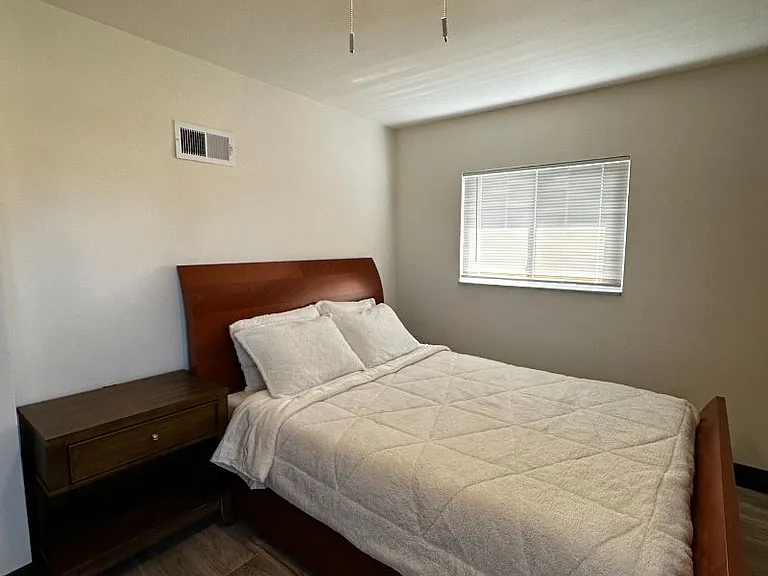 921 Regina Ave — Photo 14