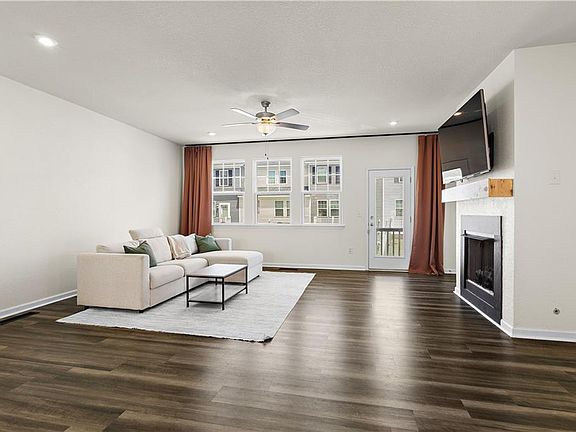 4th image of 451 Asuza St