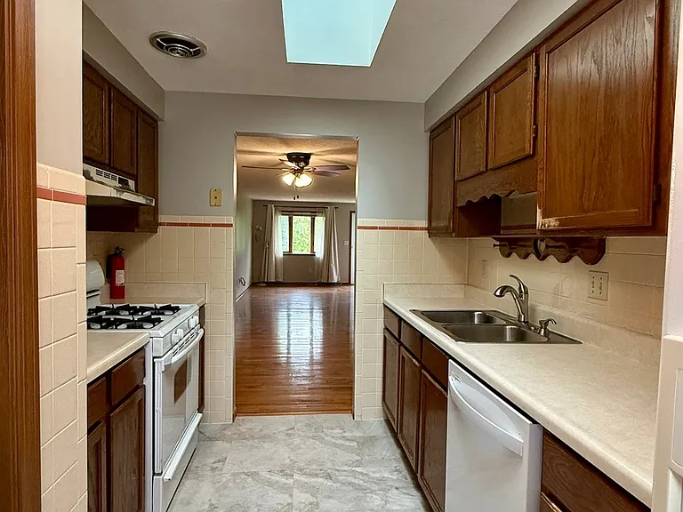 4430 Ridgewood Rd E — Photo 6