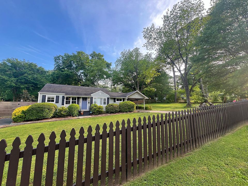 Front and side yard. Fully fenced.