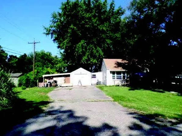 2207 NW Taylor St, Topeka, KS 66608