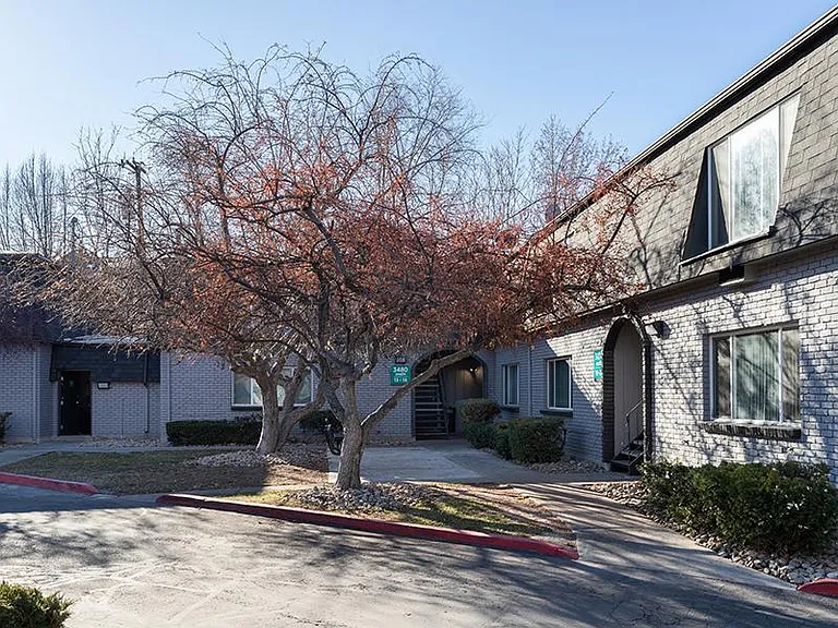 The Azlee Apartments — Photo 15