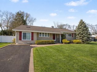 22 7th Ave, Kings Park, NY 11754