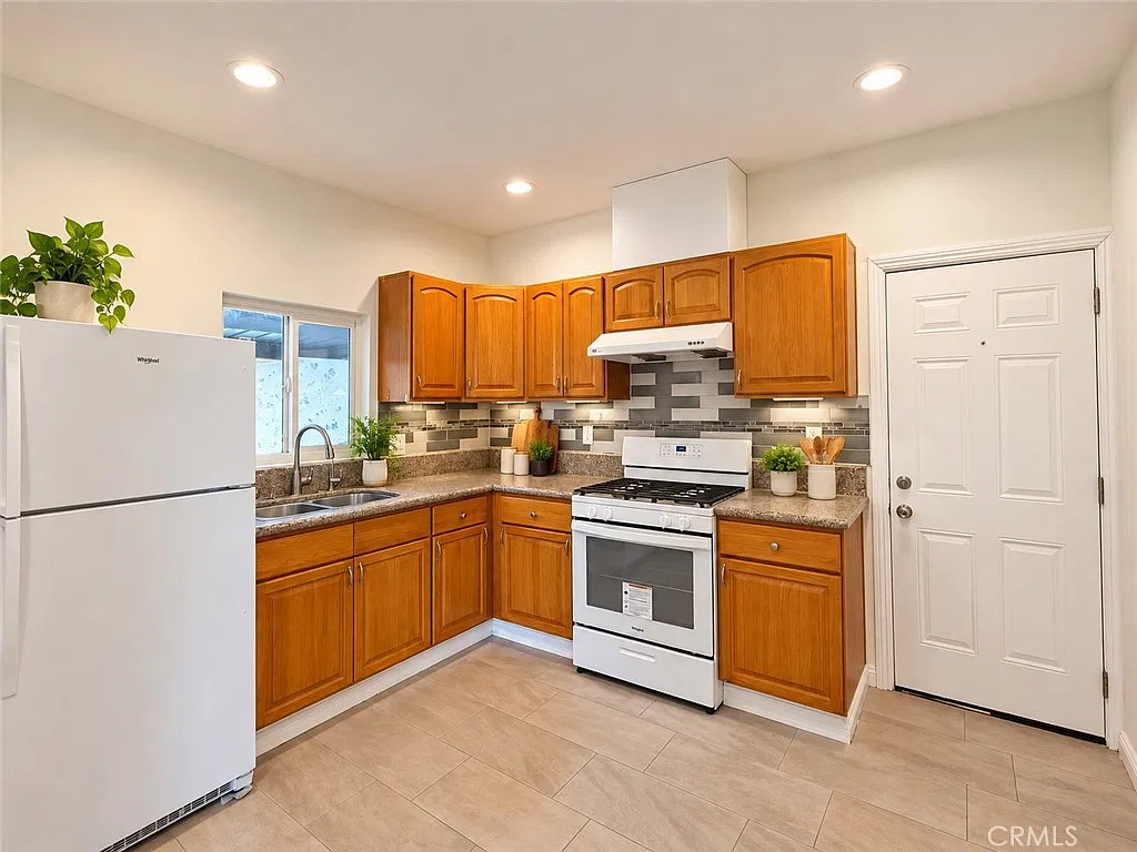 3 bed, 850 sqft, $2,800 — Photo 3