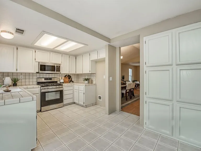 2559 E Dennis Ave — Photo 14