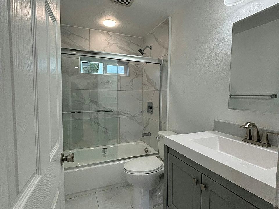Full bath with Tub and vanity