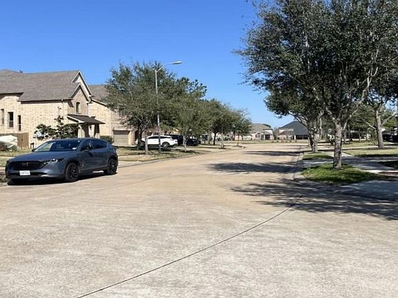 Exterior Neighborhood (street photo)