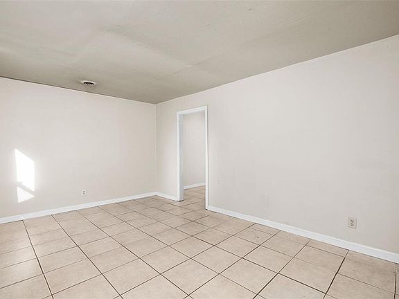 4th image of 5915 W Park Ave
