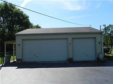 Large Great Room with New carpet & paint