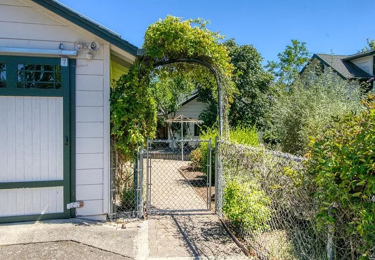 5204 Beaumont Way — Photo 2