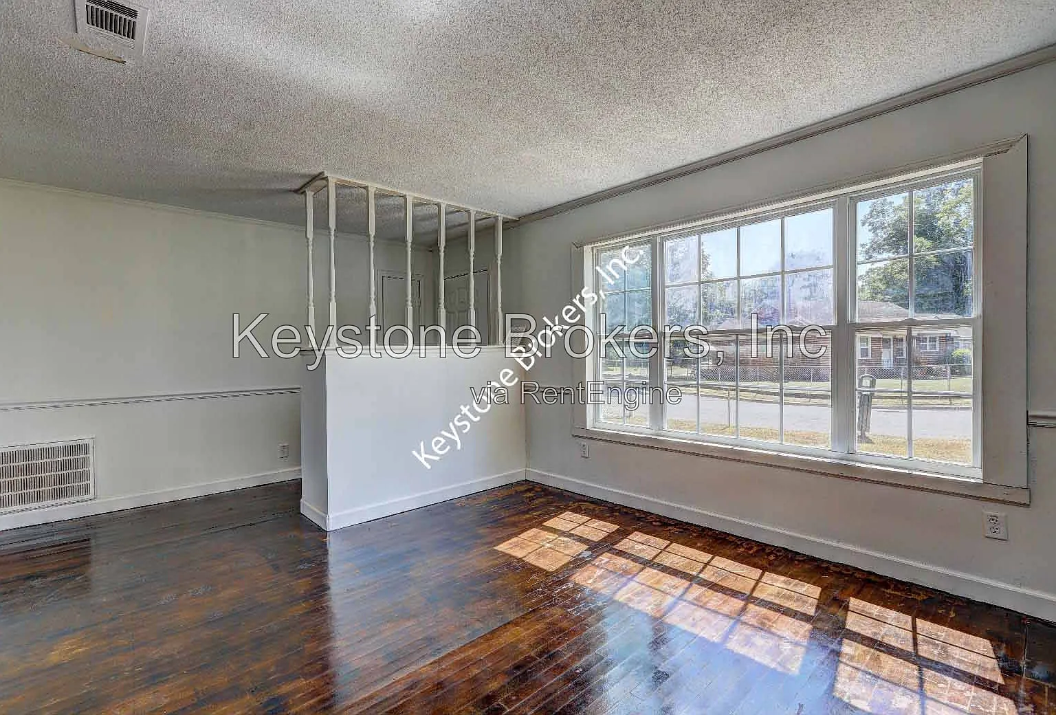 3 bed, 2.0 bath, 1645 sqft, $1,025 — Photo 2