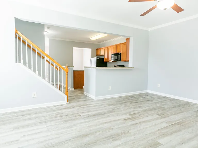 301 Danbury Ct — Photo 4