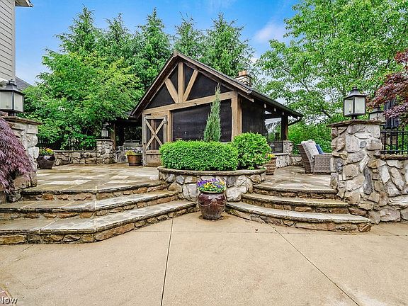 4th image of 3821 Meadowvale Dr