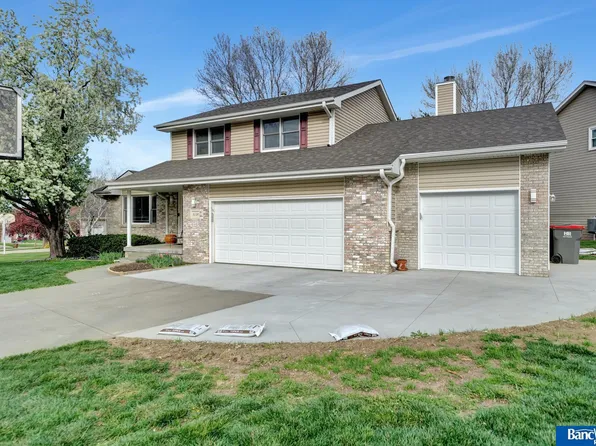 4530 Neumann Ln, Lincoln, NE 68516