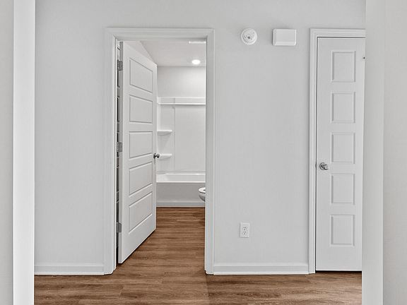 4th image of 805 Fairway Ave