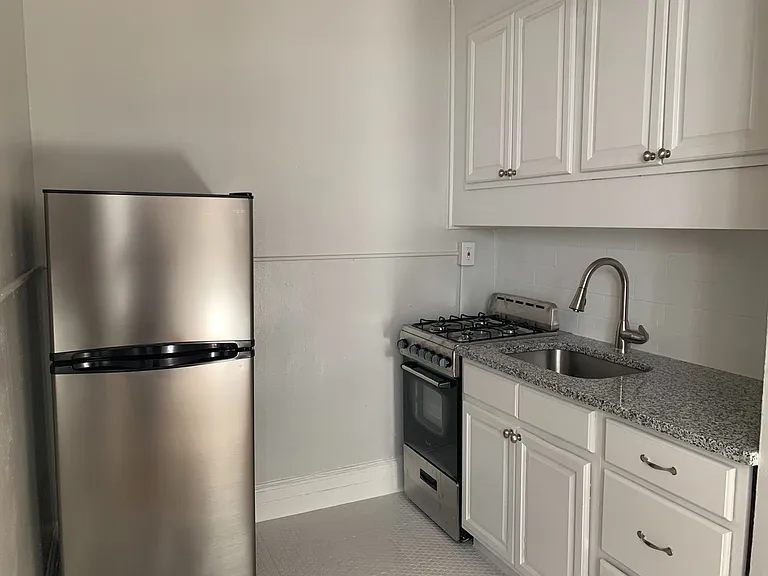 100 Howe Street — Photo 124